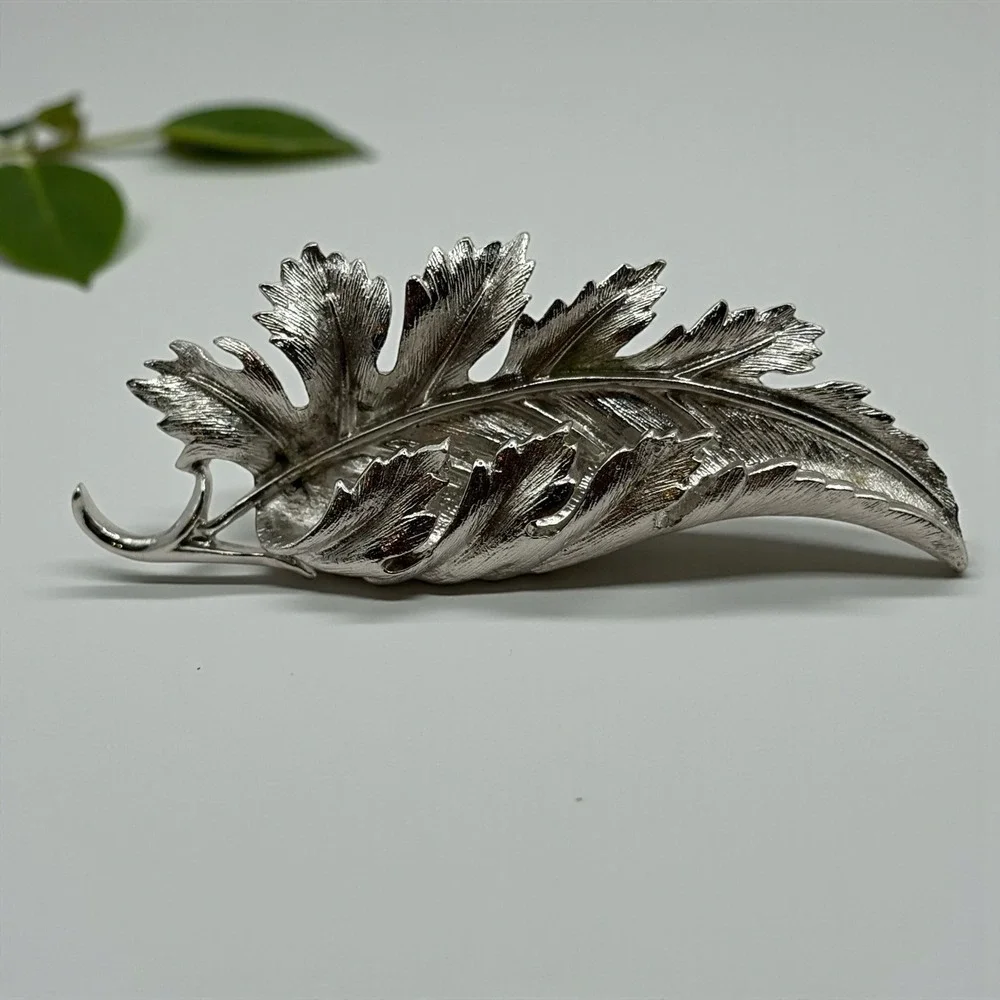 Coro Pegasus Leaf‎ Brooch Silver Tone Textured  Curled Vintage Nature 3D Brushed